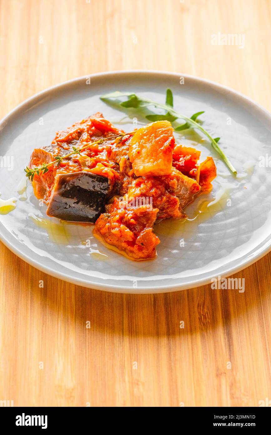 Stufato di melanzane, patate e pomodori Foto Stock