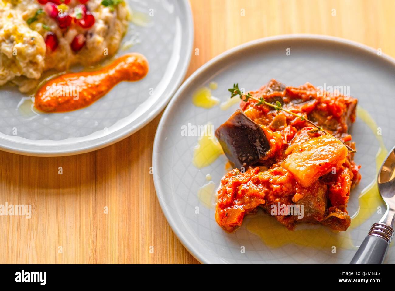 Stufato di melanzane, patate e pomodori Foto Stock