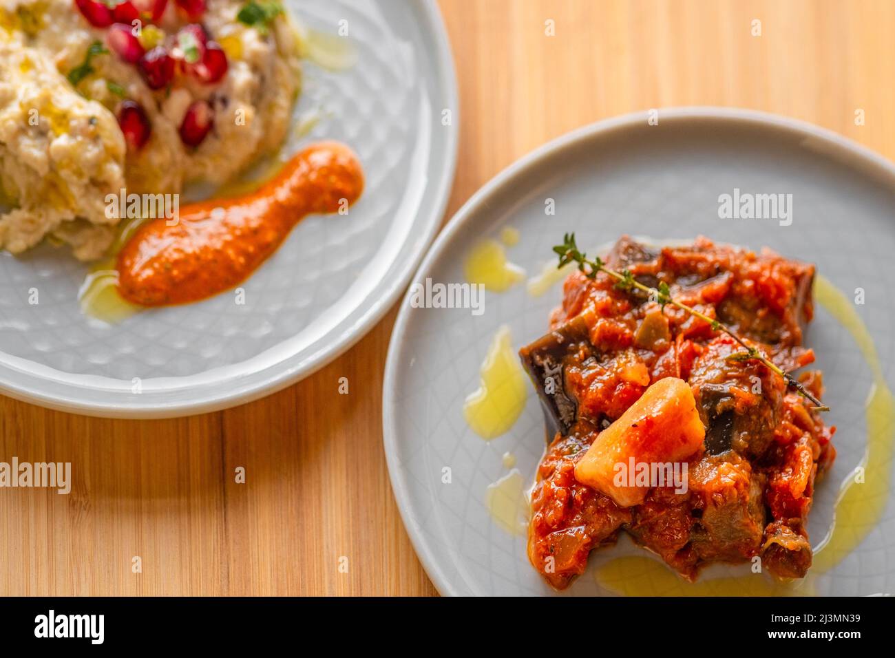 Stufato di melanzane, patate e pomodori Foto Stock