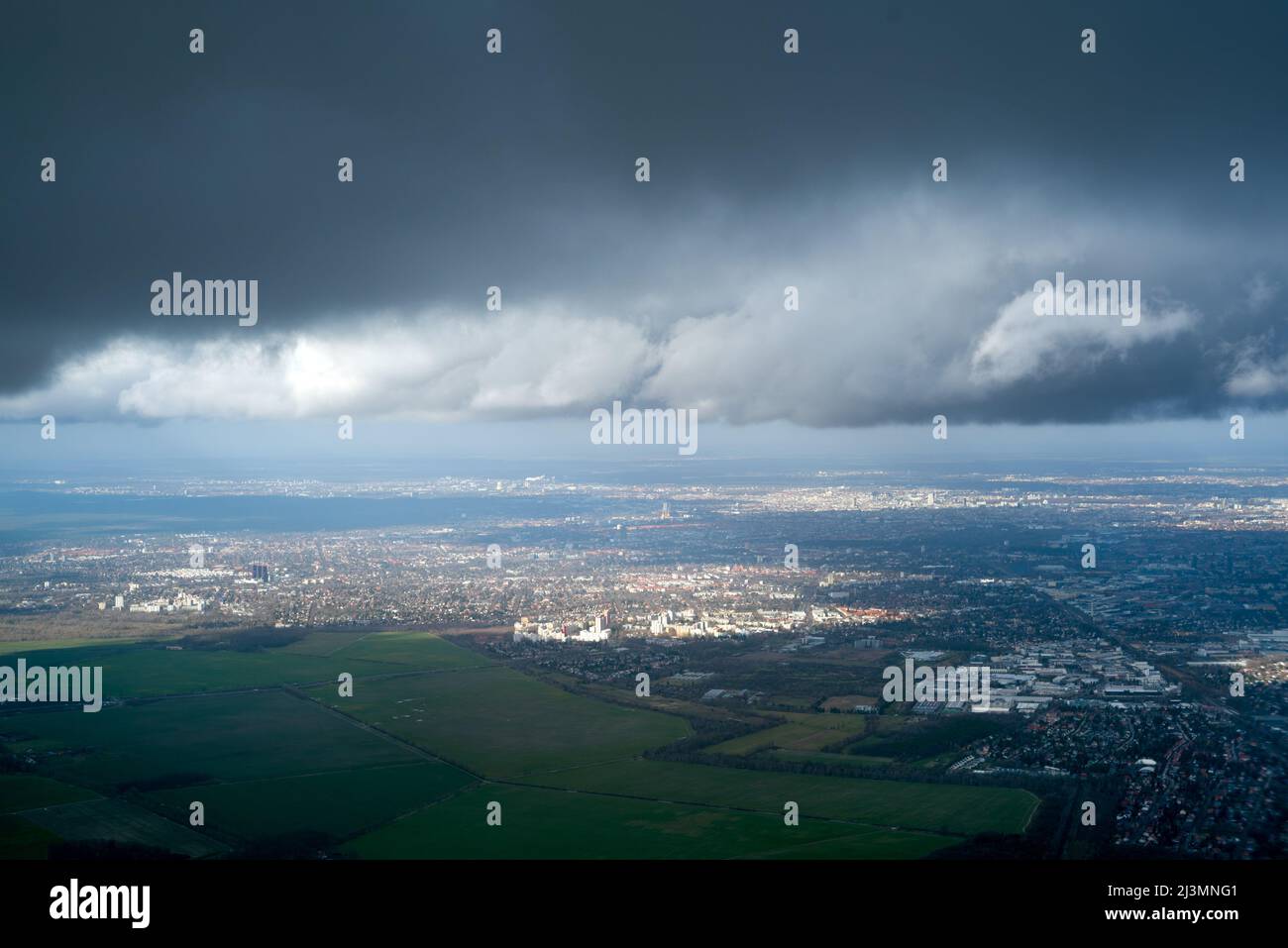 Nuvole tempestose e nuvole sulla città. Vista aerea Foto Stock