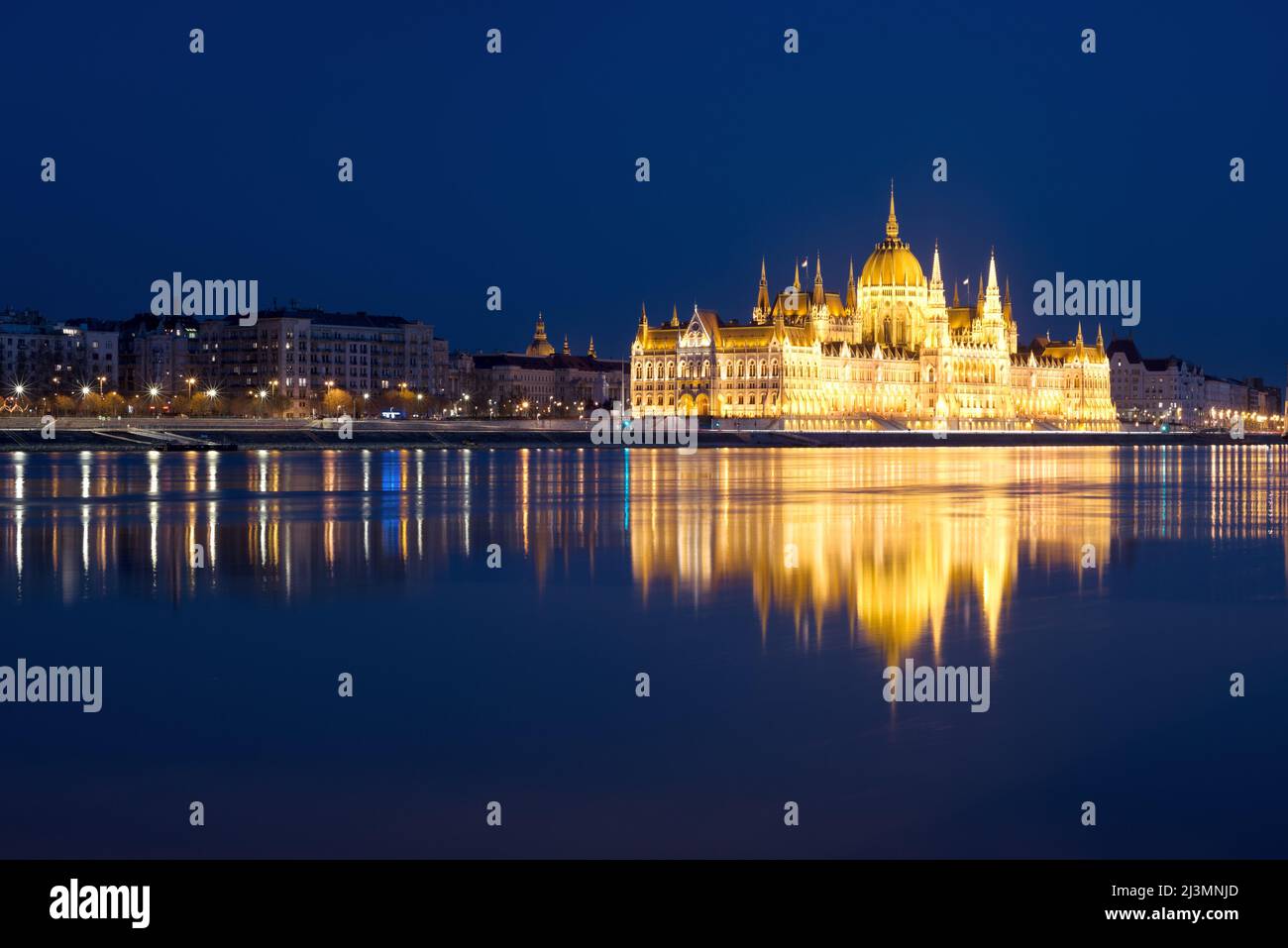 Il Parlamento di Budapest riflette nell'acqua di notte Foto Stock
