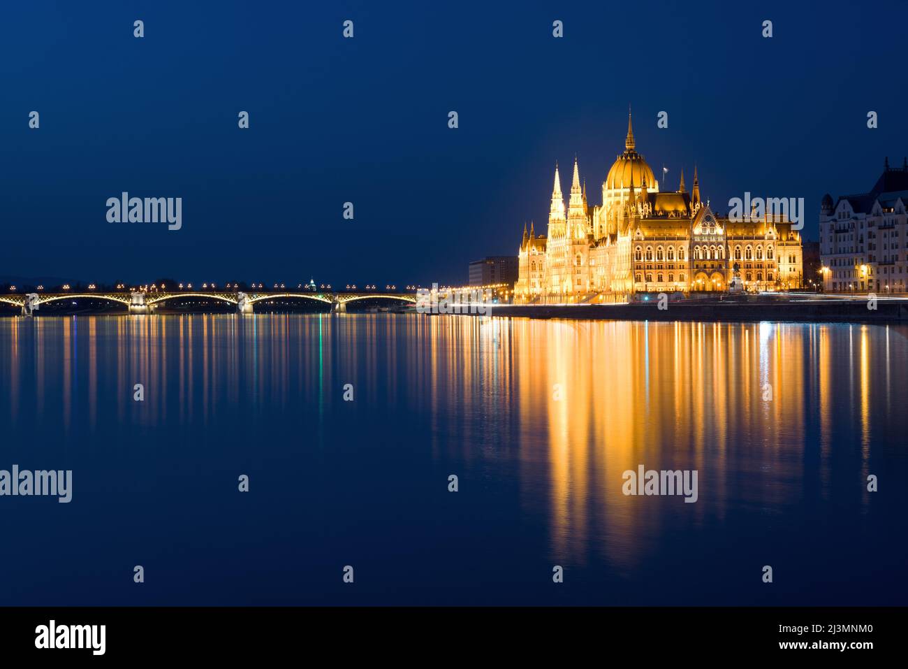 Il Parlamento ungherese riflette nell'acqua di notte Foto Stock