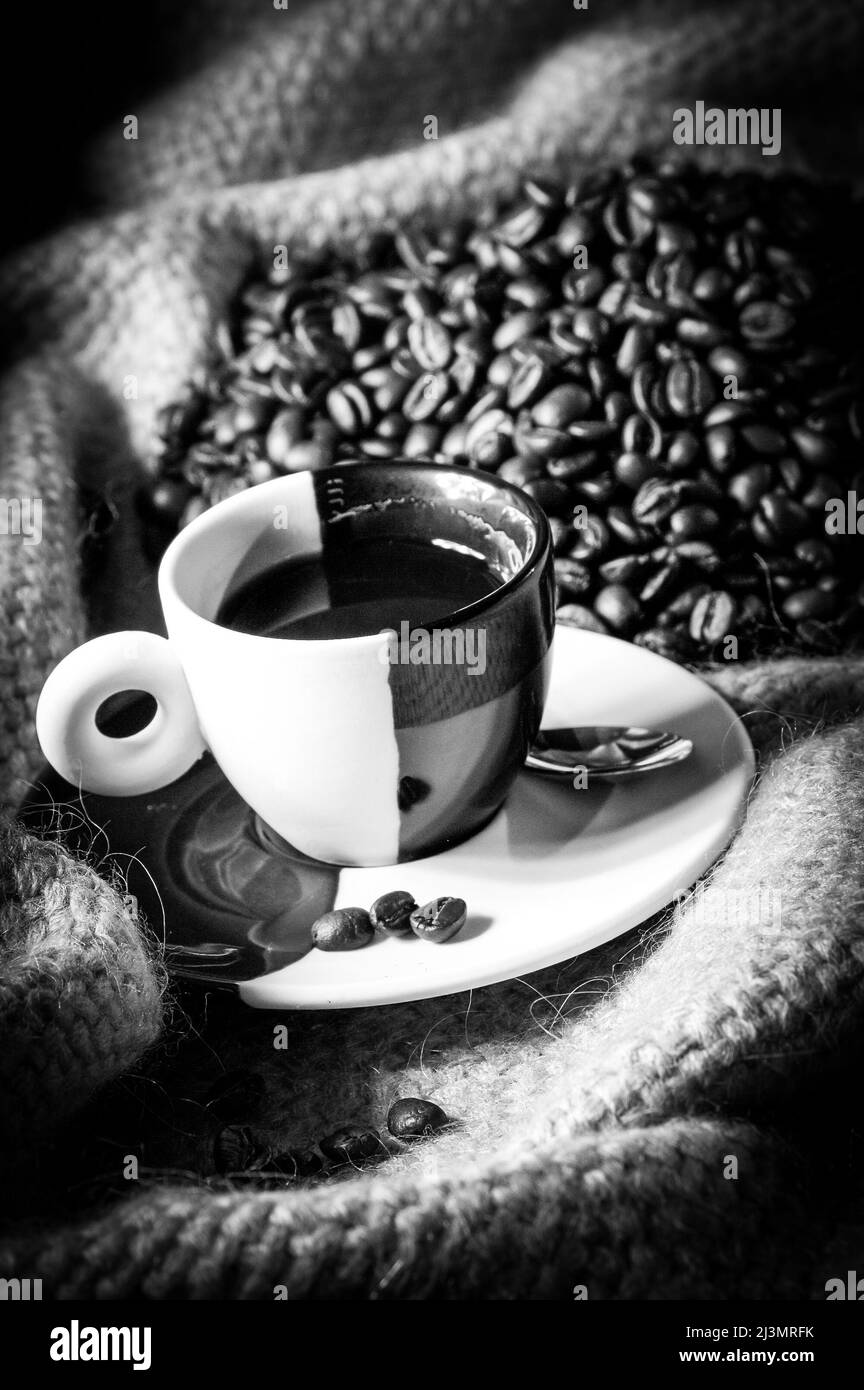 tazza di caffè e chicchi di caffè su tela Foto Stock