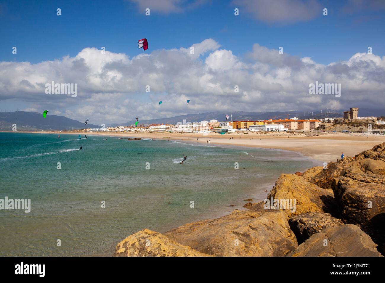 Sulla spiaggia ventosa di Tarifa, Andalusia, Spagna. Tarifa è una delle destinazioni più popolari al mondo per gli sport di vento. Foto Stock
