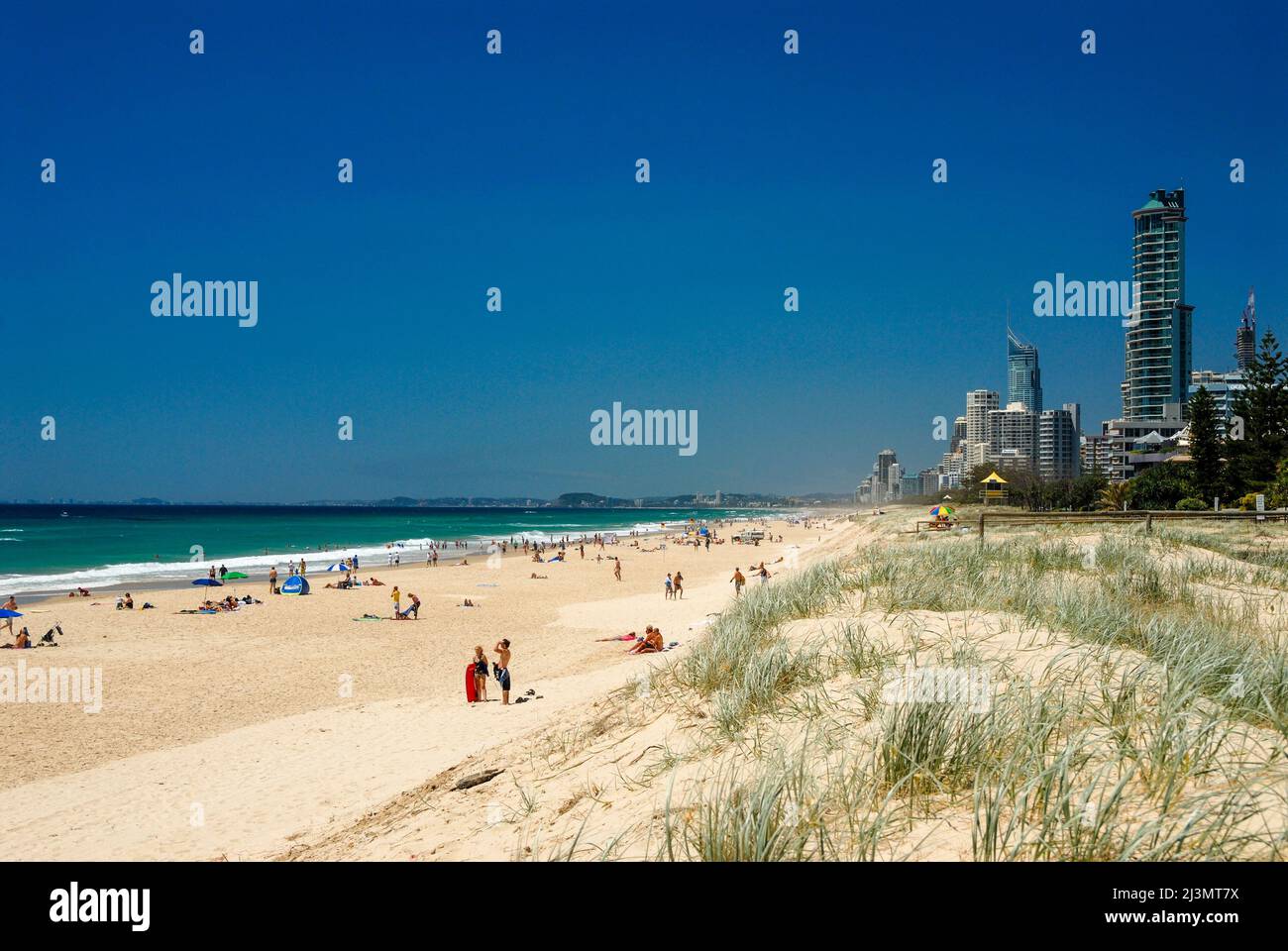 Guardando a sud da Main Beach a Surfers Paradise, una popolare destinazione di vacanza e di viaggio. Foto Stock