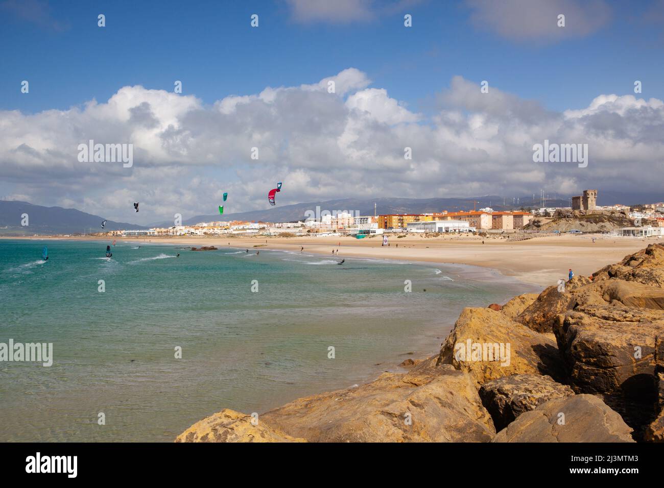 Sulla spiaggia ventosa di Tarifa, Andalusia, Spagna. Tarifa è una delle destinazioni più popolari al mondo per gli sport di vento. Foto Stock