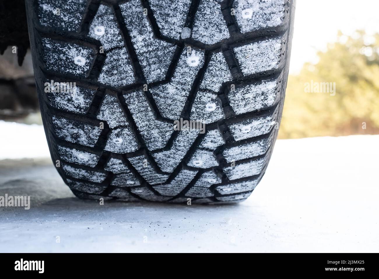 pneumatici invernali con punte sulla neve, strada di trasporto ruote nord,  clima stagione invernale Foto stock - Alamy