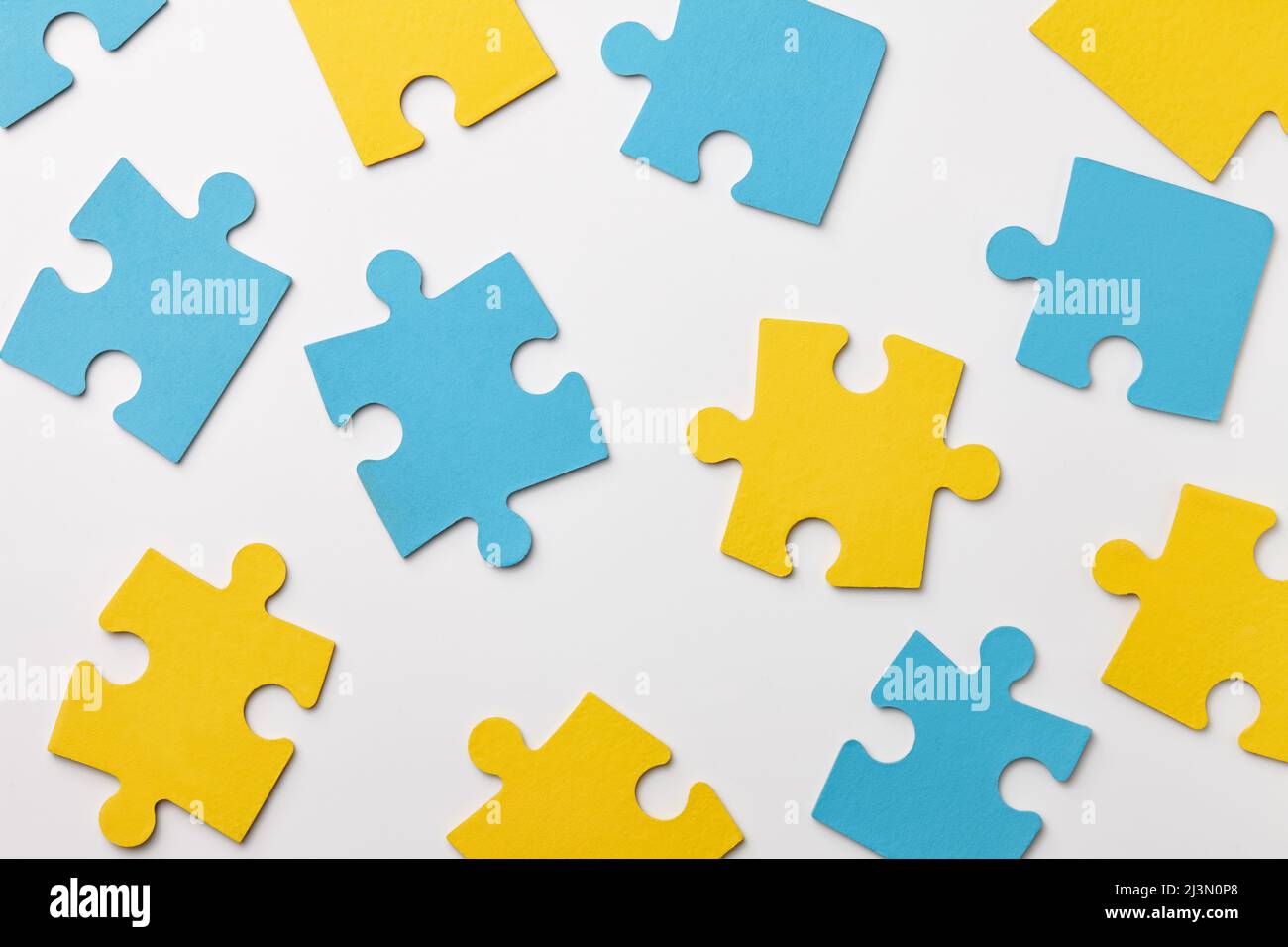 Pezzi di puzzle di colori ucraini su sfondo bianco Foto Stock