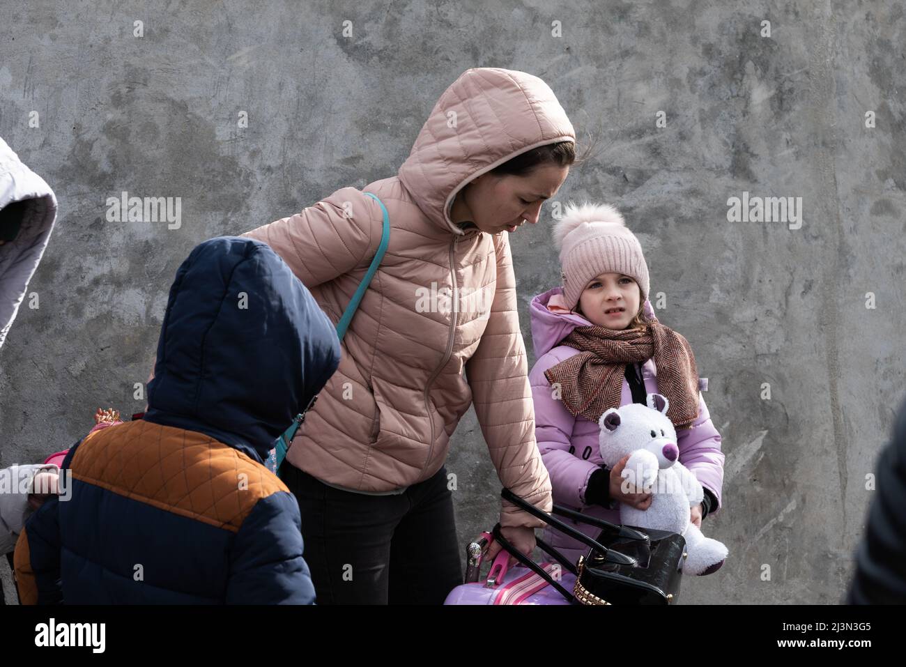 Rifugiati ucraini che arrivano alla stazione di confine di Isaccea, Romania, 27 febbraio 2022. Foto Stock