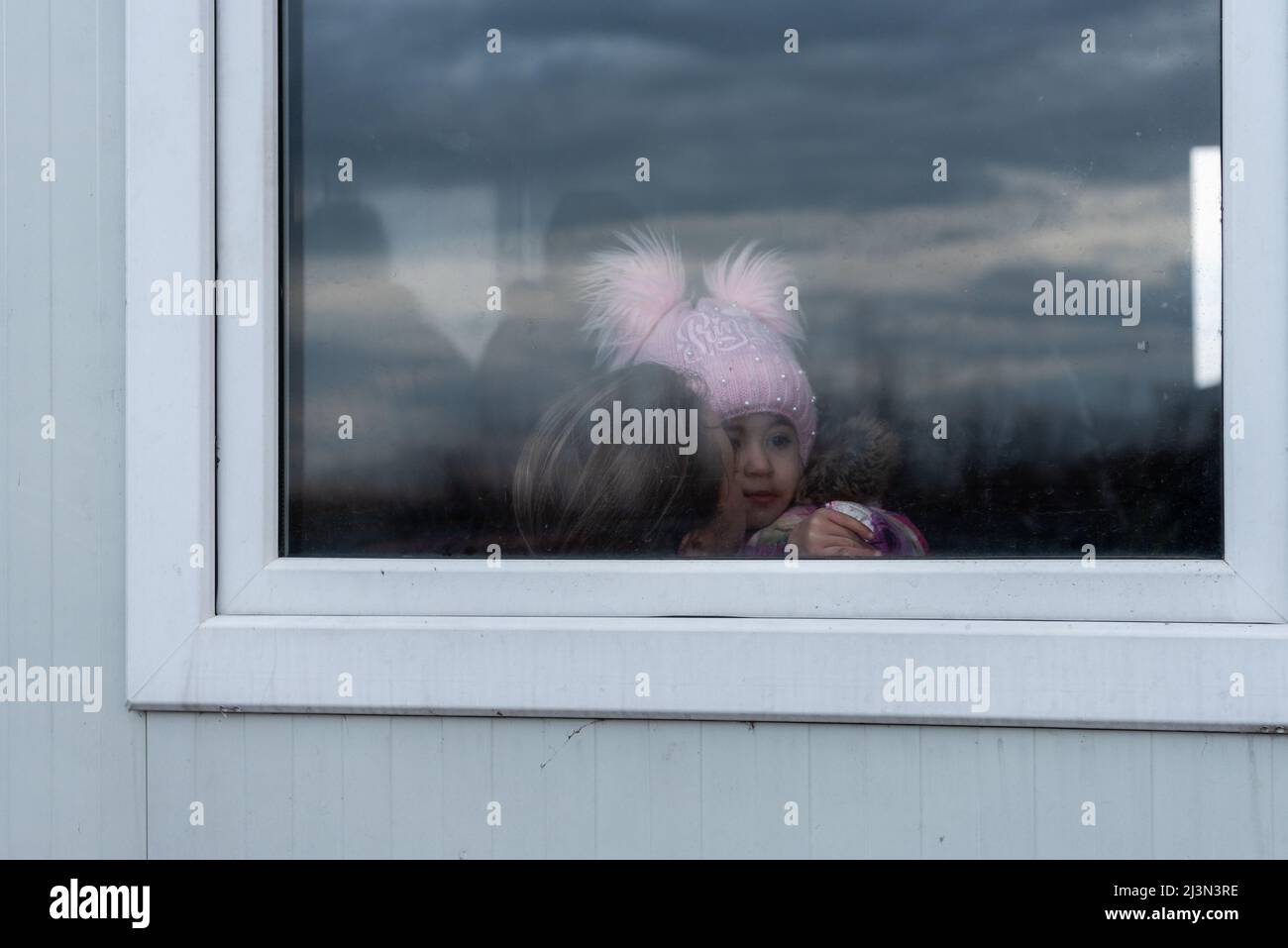 Rifugiati ucraini che arrivano alla stazione di confine di Isaccea, Romania. Foto Stock