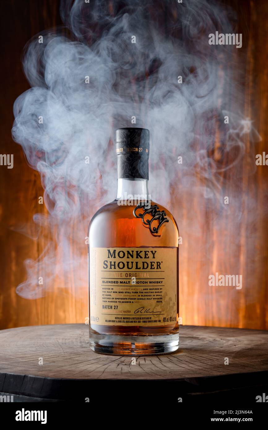 8,2022 aprile, Minsk, Bielorussia - bottiglia di Scotch whisky di scimmia spalla misto malto circondato da fumo Foto Stock