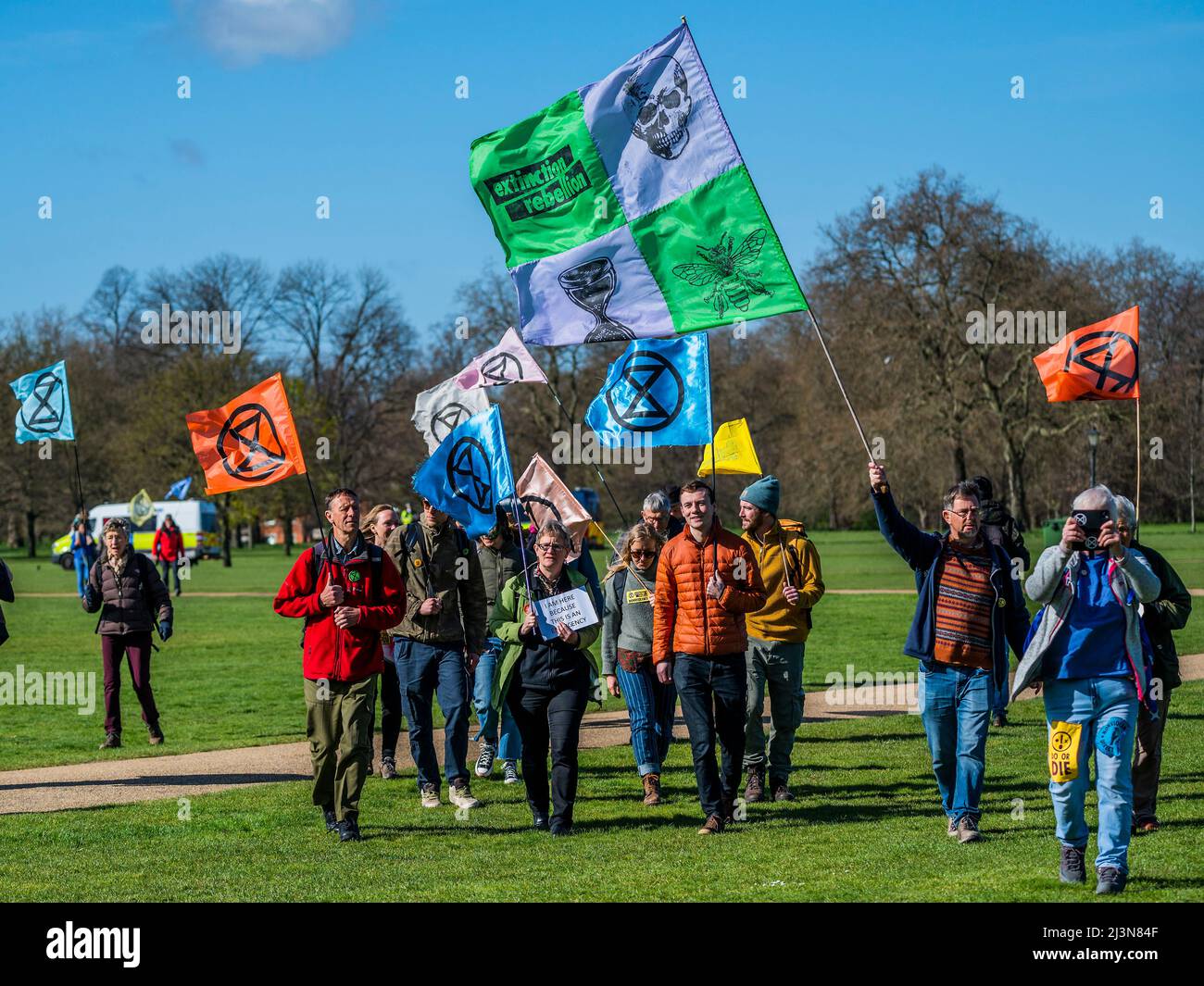 Londra, Regno Unito. 9th Apr 2022. I manifestanti arrivano con una bassa presenza di polizia chiave - la ribellione di estinzione ritorna per la loro ribellione di aprile a Londra. Essi mirano ad intraprendere azioni dirompenti per fermare l'"emergenza climatica ed ecologica". Credit: Guy Bell/Alamy Live News Foto Stock