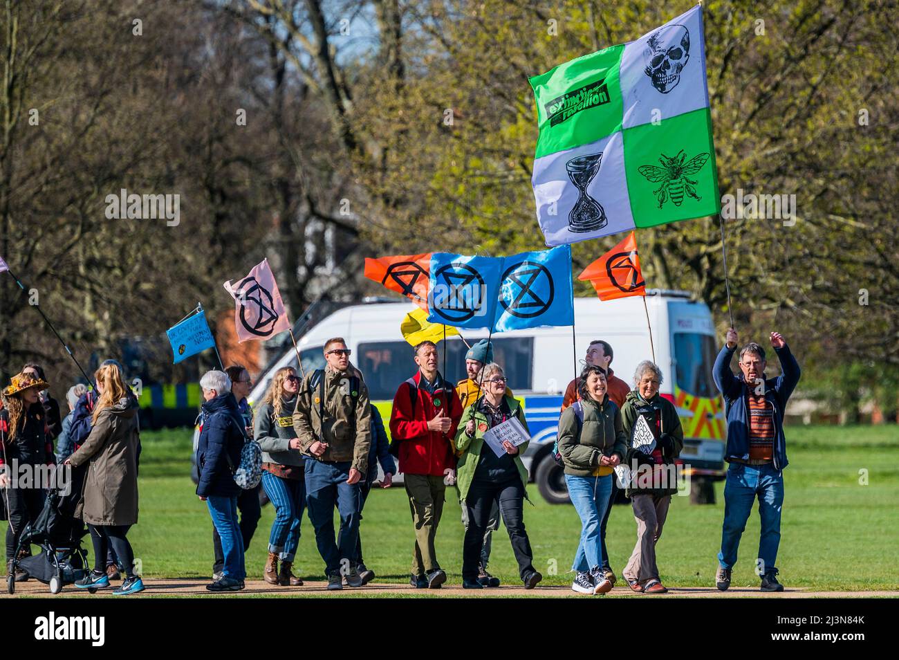 Londra, Regno Unito. 9th Apr 2022. I manifestanti arrivano con una bassa presenza di polizia chiave - la ribellione di estinzione ritorna per la loro ribellione di aprile a Londra. Essi mirano ad intraprendere azioni dirompenti per fermare l'"emergenza climatica ed ecologica". Credit: Guy Bell/Alamy Live News Foto Stock