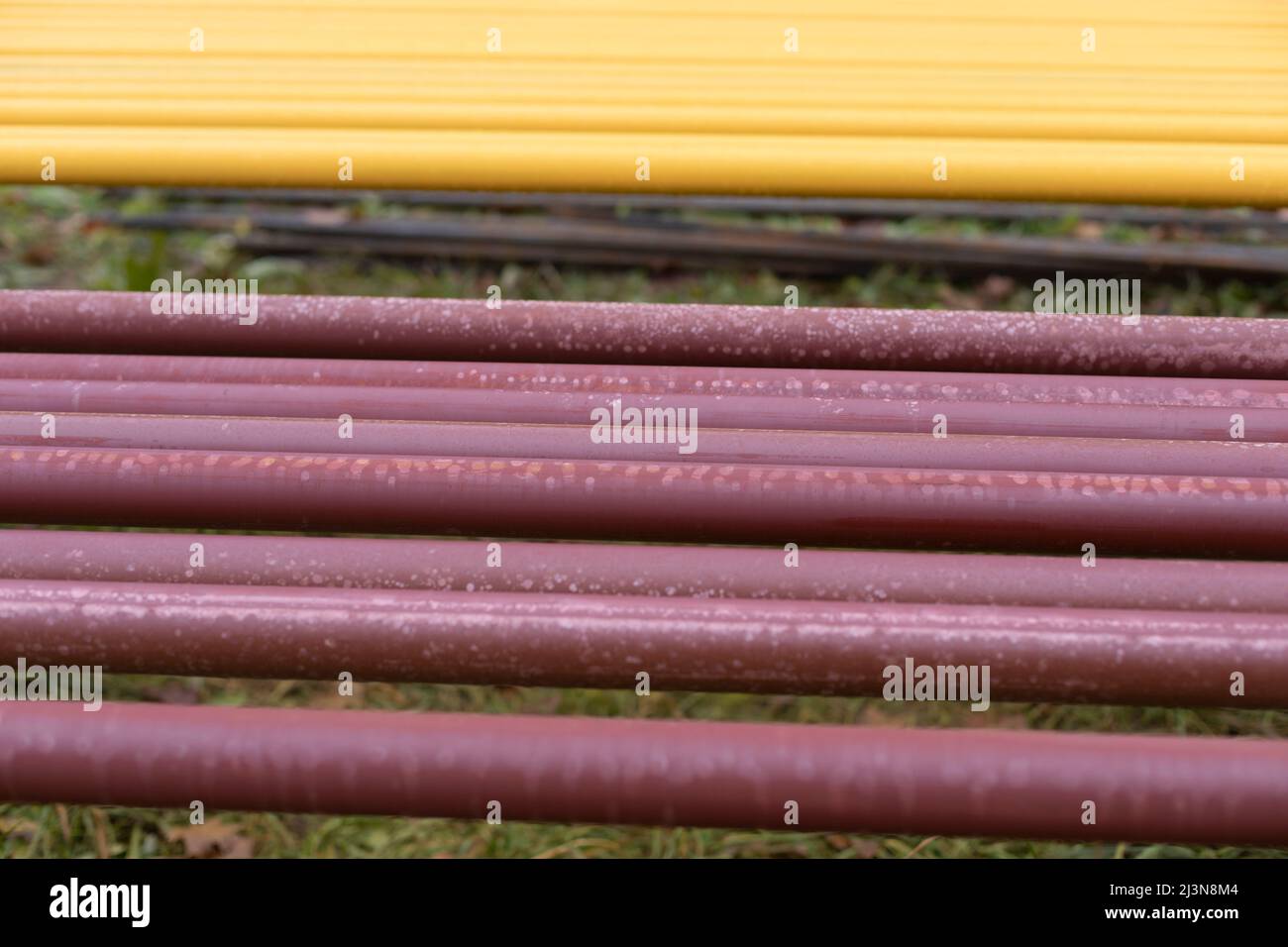 Tubi del gas esterni. Tubi in acciaio per la sostituzione delle comunicazioni. Lavori di emergenza. Foto Stock