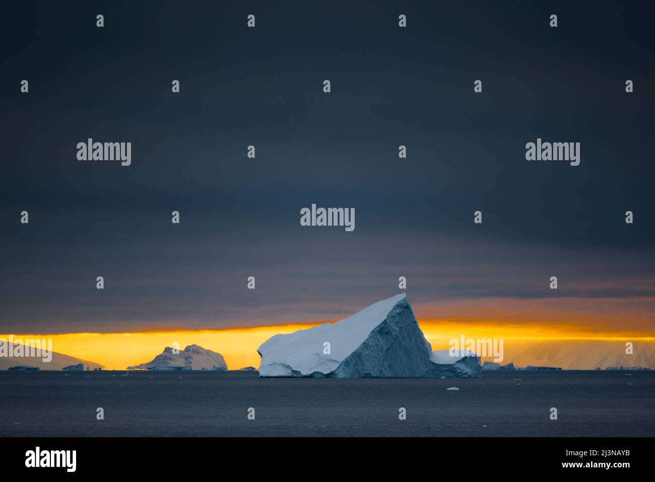 Daybreak all'interno del cerchio Antartico, con iceberg intorno alla baia di Marguerite a sud dell'isola aviaria, Antartide Foto Stock