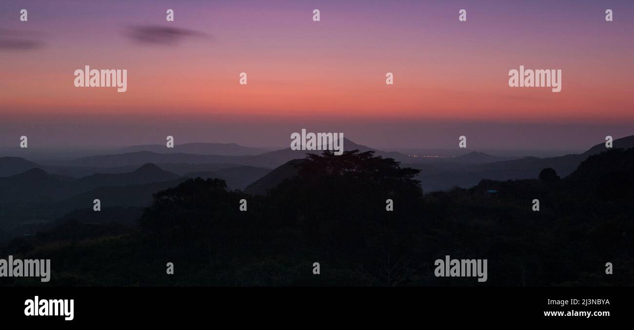 Panama paesaggio in bella luce serale visto dai piedi dei monti Cerros los Picachos de Ola, provincia di Cocle, Repubblica di Panama. Foto Stock