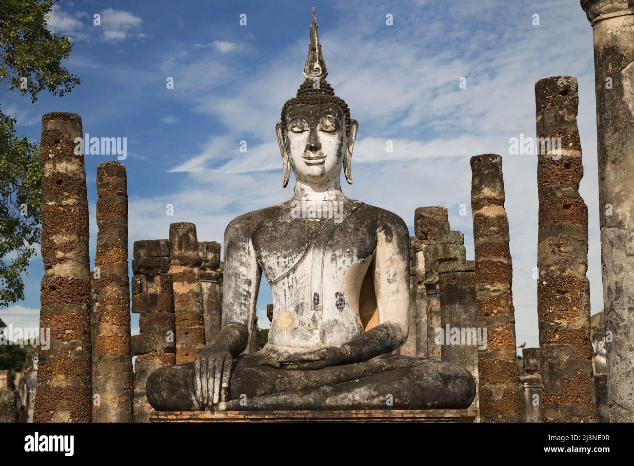 Buddha a Viharn Soong, Wat Mahathat, Sukhothai, Thailandia. Foto Stock