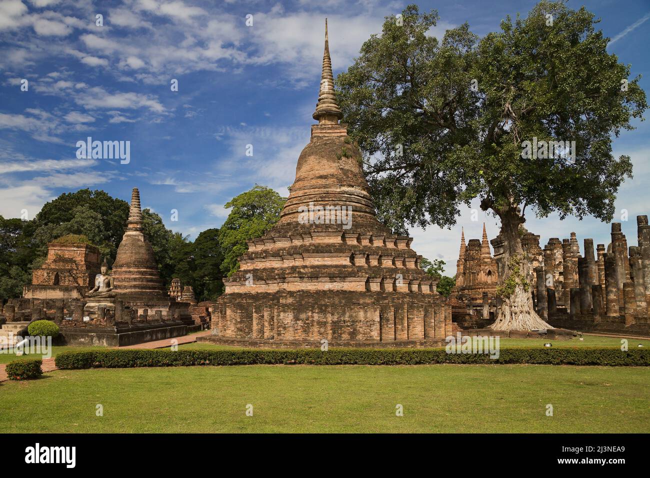 Chedi Rai al Wat Mahathat di Sukhothai, Thailandia. Foto Stock