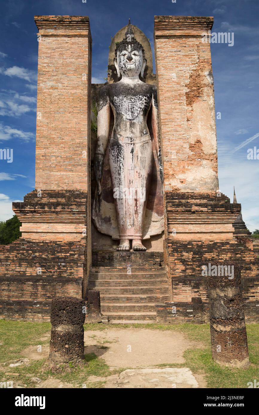 Buddha in piedi a Wat Mahathat in Sukhothai, Thailandia. Foto Stock