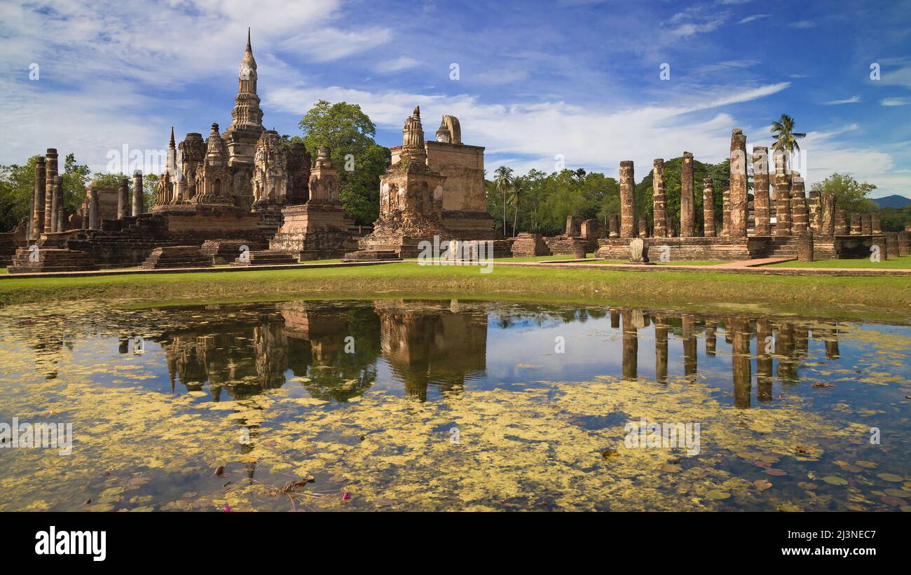 Chedi Prathan e Phra Ubosot a Wat Mahathat a Sukhothai, Thailandia. Foto Stock