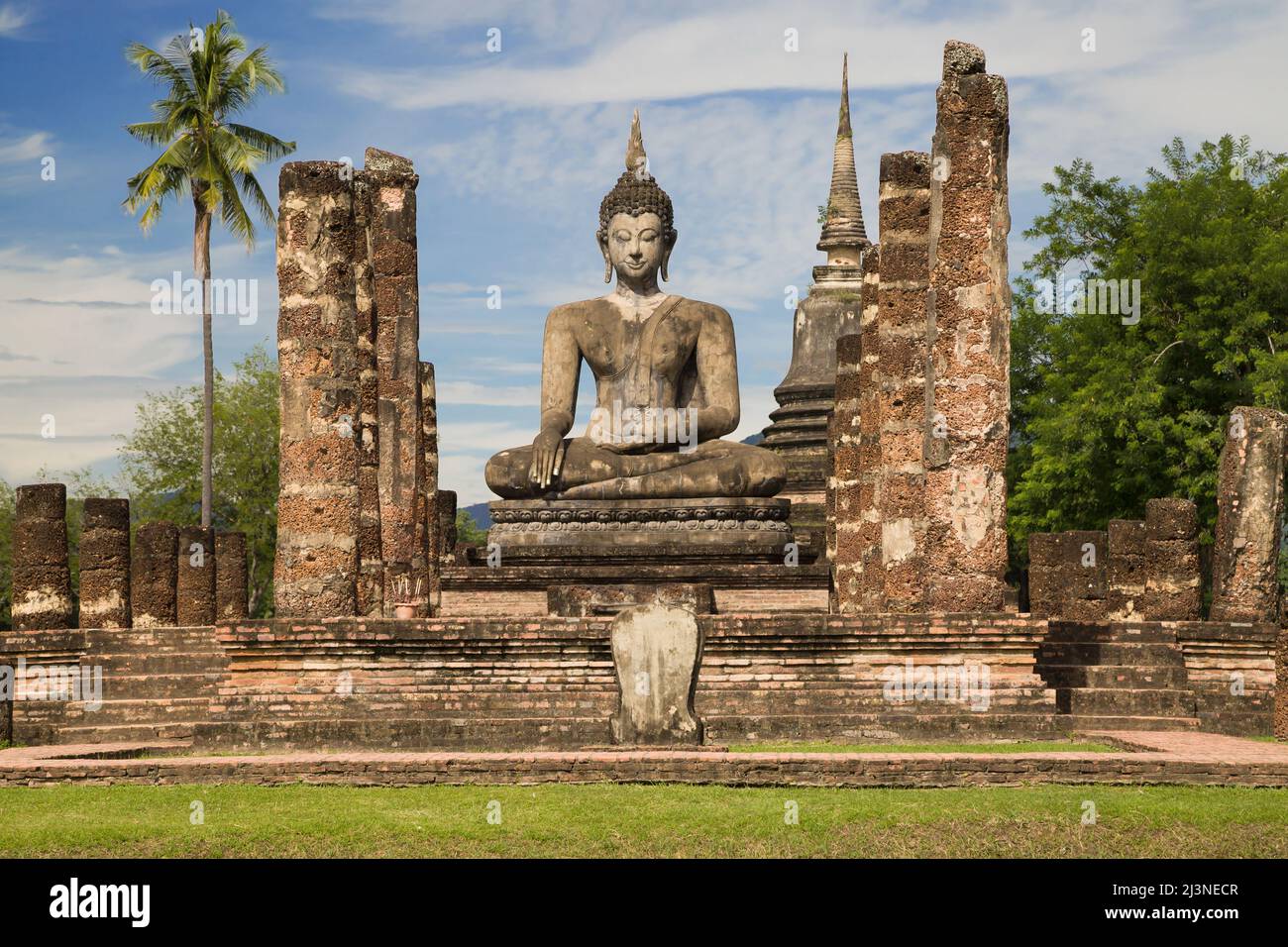 Buddha seduto degli Ubosot a Wat Mahathat a Sukhothai, Thailandia. Foto Stock