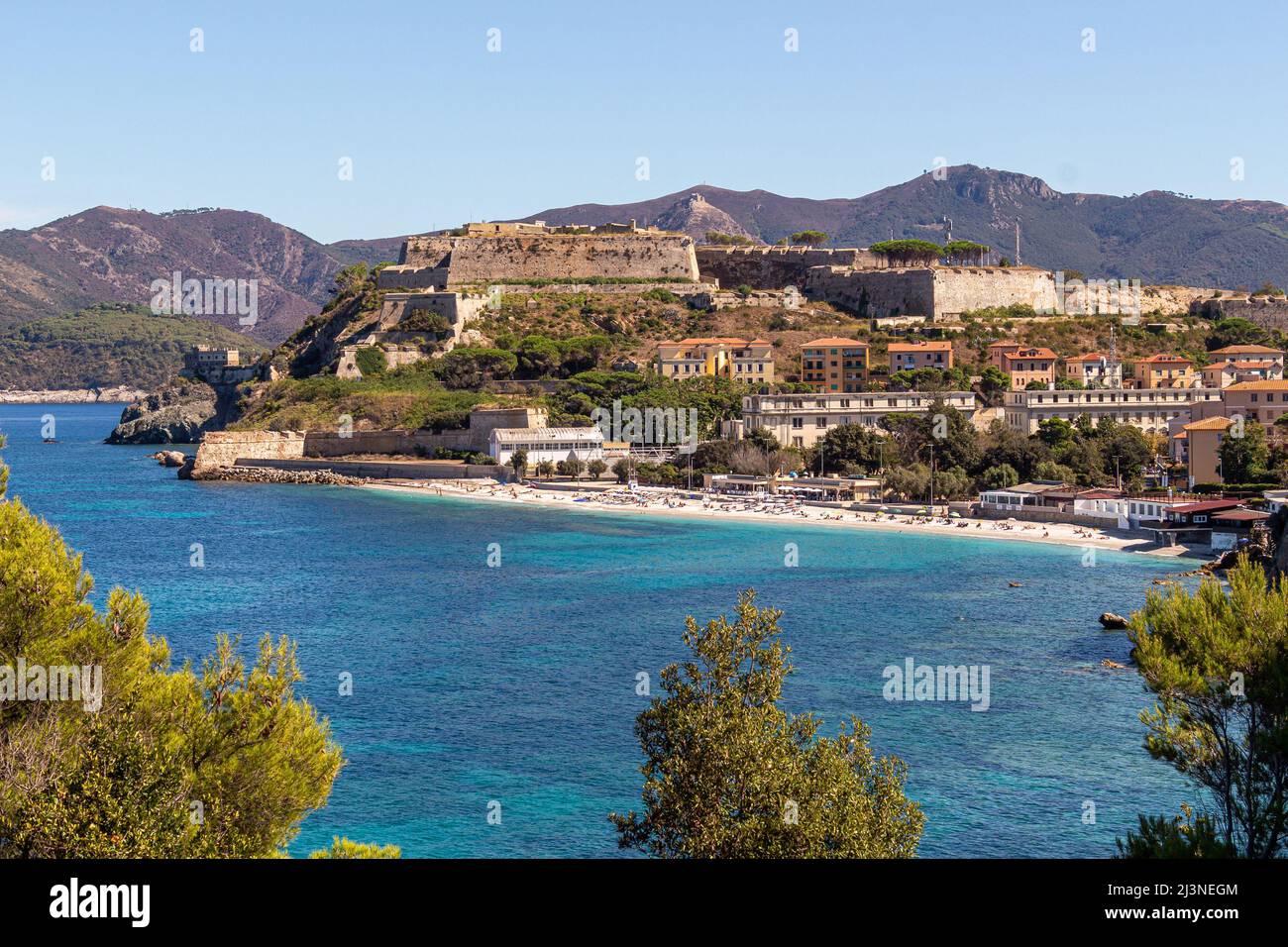Vista sulla famosa spiaggia le Ghiaie, una piccola spiaggia libera vicino a Forte Falcone Portoferraio, Isola d'Elba, Italia Foto Stock