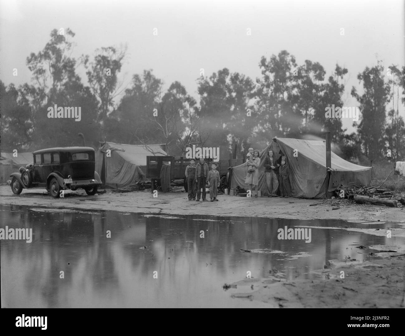 I raccoglitori di piselli migranti si accamparono sotto la pioggia. California. Foto Stock