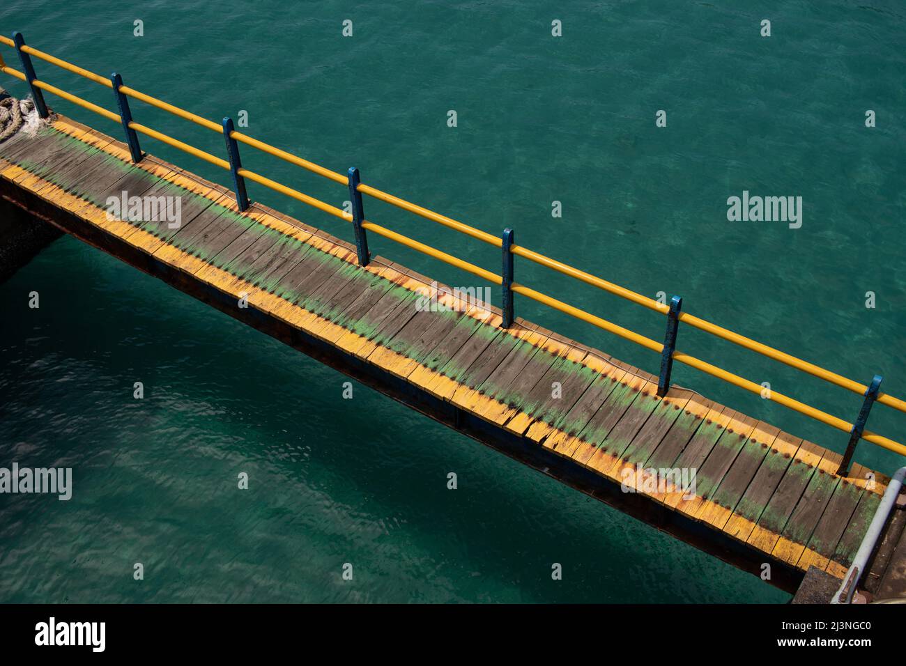 Bridge attraverso acque cristalline color smeraldo. Foto Stock