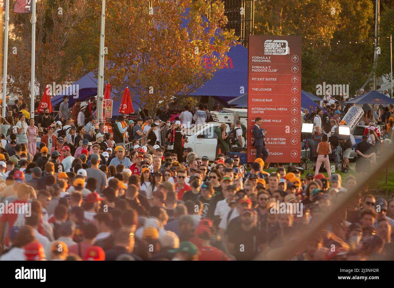 Melbourne, Australia. 9th Apr 2022. Gli spettatori si vedono durante la gara di qualificazione Formula 1 Australian Grand Prix 2022 a Melbourne, Australia, 9 aprile 2022. Credit: HU Jingchen/Xinhua/Alamy Live News Foto Stock
