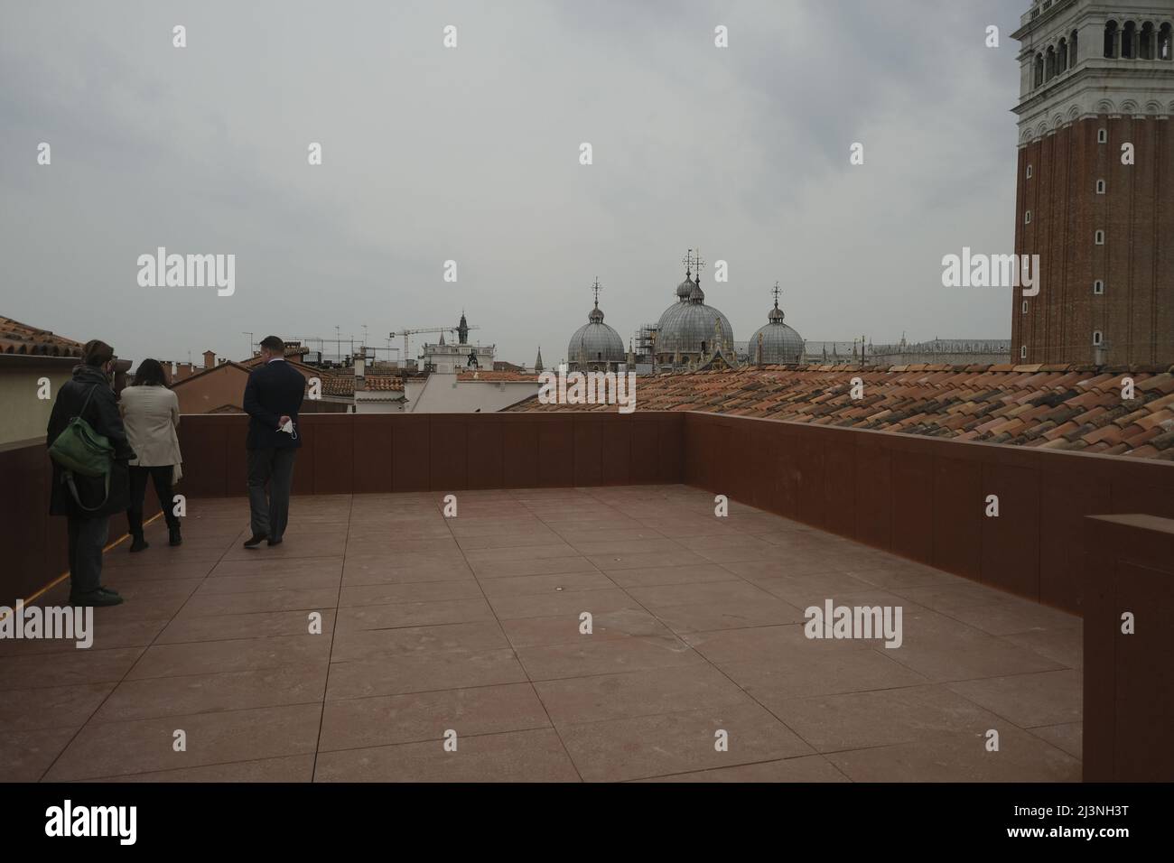 Una vista mostra una sala di lettura pubblica nell'edificio Procuratie vecchie dopo il restauro a Venezia. Foto Stock