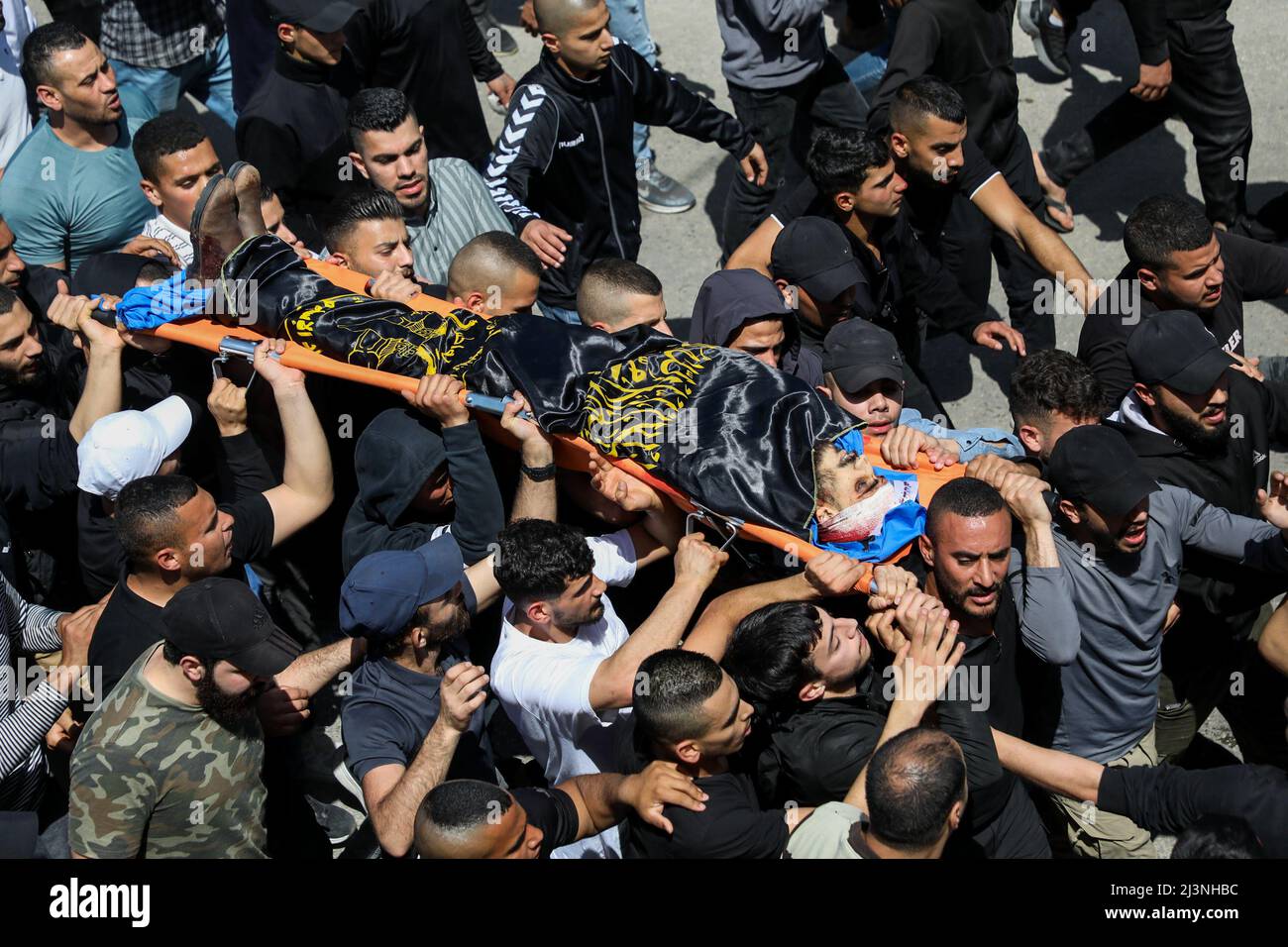 Jenin, Palestina. 09th Apr 2022. 9 aprile 2022, Jenin, Cisgiordania, Palestina: Jenin, Cisgiordania, Palestina. 09 aprile 2022. I palestinesi nel campo profughi di Jenin, nella Cisgiordania settentrionale, trasportano il corpo di Ahmad al-Saadi, 23 anni, che è stato ucciso durante un grande raid israeliano nel campo profughi di Jenin nella Cisgiordania settentrionale. Si ritiene che al-Saadi sia stato affiliato al movimento palestinese della Jihad islamica. Almeno 13 palestinesi hanno subito ferite da proiettile, tra cui una donna di 19 anni, durante i pesanti scontri che si sono verificati durante il raid. il raid segue l'uccisione da parte di Israele Foto Stock