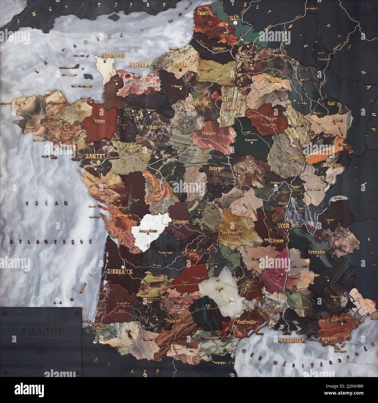 Carta a mosaico in pietra della Francia prodotta da artigiani russi in mostra al Château de Compiègne di Compiègne, Francia. La mappa del mosaico è stata realizzata da pietre preziose e semipreziose di Ural da artigiani russi guidati dall'artigiano Danila Zverev e dall'ingegnere Vasily Mostovenko presso la fabbrica del Lapidario Imperiale di Yekaterinburg, Impero Russo. La mappa fu esposta all'esposizione Universelle di Parigi nel 1900 e fu regalata allo stato francese durante la visita dello zar Nicola II di Russia al Château de Compiègne nel 1901. Foto Stock