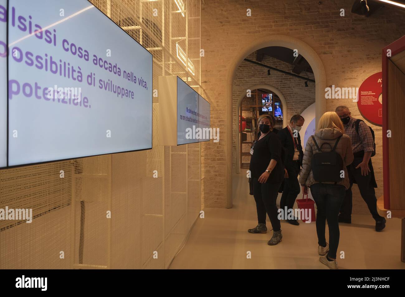 Una vista mostra una sala di lettura pubblica nell'edificio Procuratie vecchie dopo il restauro a Venezia. Foto Stock