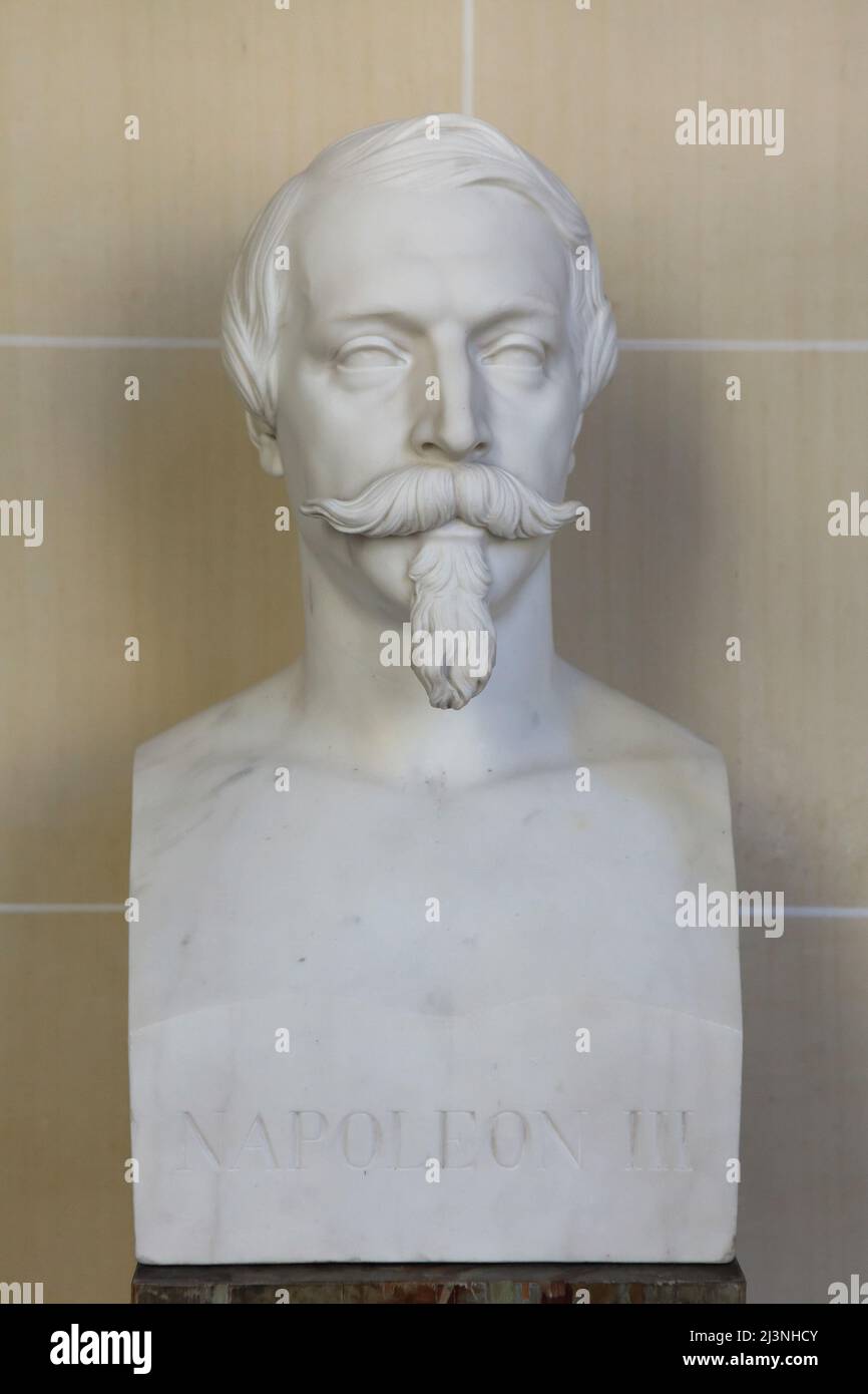 Busto marmoreo dell'imperatore Napoleone III di Francia dello scultore francese Henri-Frédéric Iselin (1862) in mostra a Château de Compiègne in Compiègne, Francia. Foto Stock