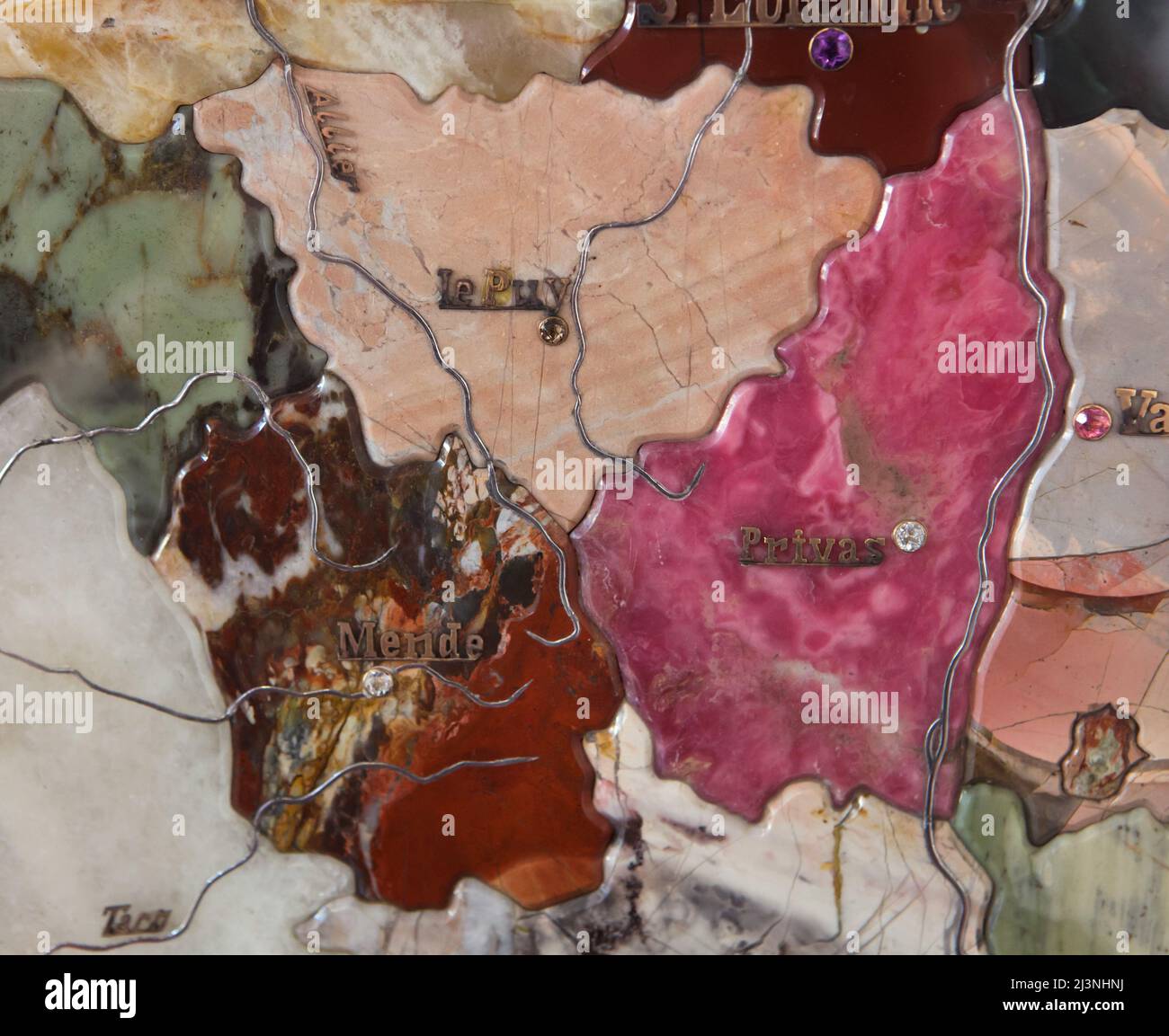 Città francesi segnate con pietre preziose e fiumi di platino sul dettaglio della carta a mosaico in pietra della Francia prodotta da artigiani russi in mostra al Château de Compiègne di Compiègne, Francia. La mappa del mosaico è stata realizzata da pietre preziose e semipreziose di Ural da artigiani russi guidati dall'artigiano Danila Zverev e dall'ingegnere Vasily Mostovenko presso la fabbrica del Lapidario Imperiale di Yekaterinburg, Impero Russo. La mappa fu esposta all'esposizione Universelle di Parigi nel 1900 e fu regalata allo Stato francese durante la visita dello zar Nicola II di Russia al Château de Co Foto Stock