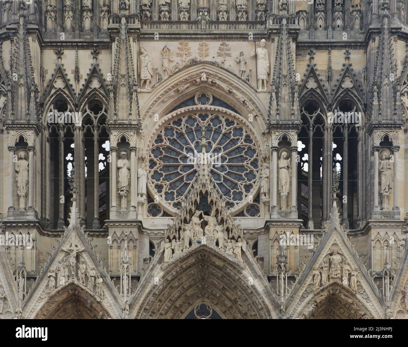 Rosone gotico sulla facciata ovest della Cattedrale di Reims (Cathédrale Notre-Dame de Reims) a Reims, Francia. Foto Stock