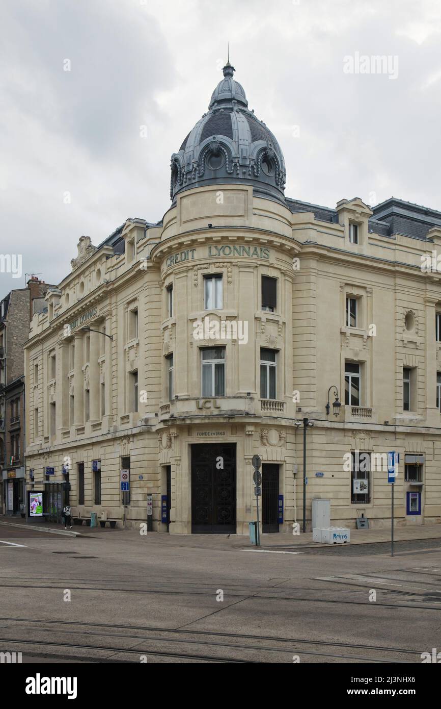 Costruzione della filiale locale della Banca Crédit Lyonnais progettata dall'architetto francese André Narjoux (1923) a Reims, Francia. L'edificio è stato costruito all'angolo di Rue Carnot e Rue du Trésor sul posto del precedente edificio bancario distrutto durante la prima guerra mondiale. Foto Stock