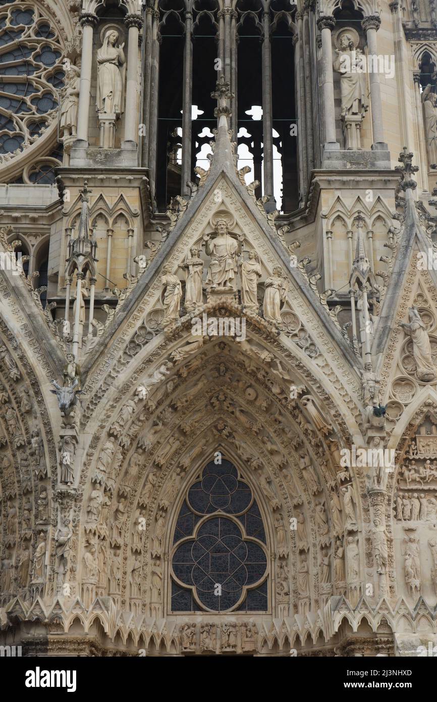 Particolare della facciata ovest della Cattedrale di Reims (Cathédrale Notre-Dame de Reims) a Reims, Francia. Foto Stock