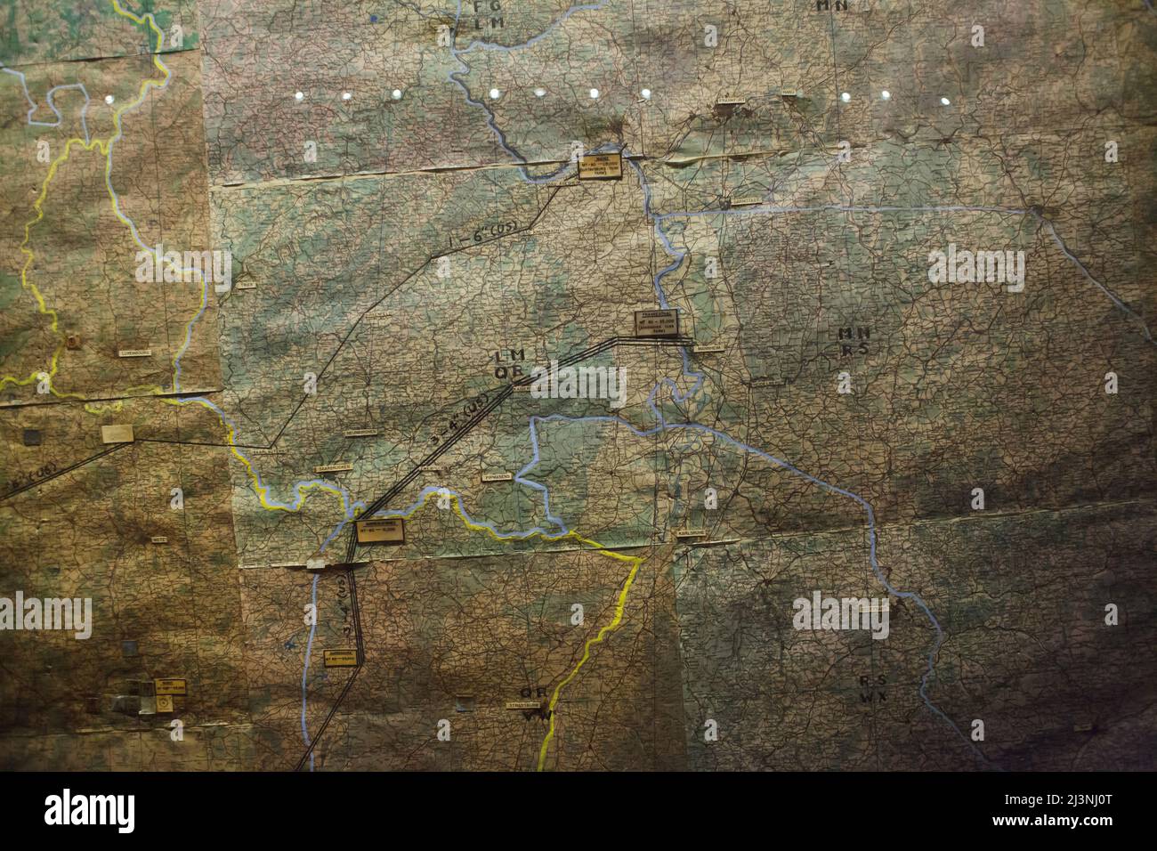 Mappe militari sul muro nella sala delle mappe, conosciuta anche come la Sala della Guerra della Suprema sede della forza di spedizione alleata (SHAEF) nel Museo della resa (Musée de la Reddition) a Reims, Francia. Il primo strumento tedesco di resa che ha posto fine alla seconda guerra mondiale in Europa è stato firmato in questa stanza alle 02:41 ora dell'Europa centrale (CET) il 7 maggio 1945. La sala storica è ora servita come parte del Museo della resa (Musée de la Reddition). Foto Stock