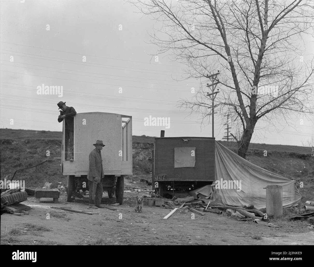 Una nuova casa su ruote (padre e figlio). Contea di Yuba, California. Foto Stock