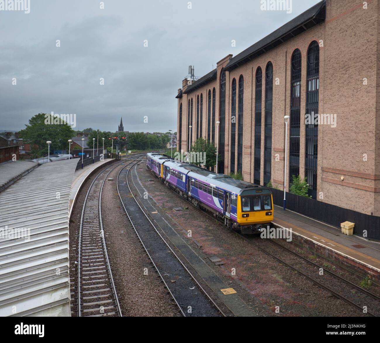 Northern Rail classe 142 treni pacer 142094 + 142086 in arrivo alla stazione ferroviaria di Harrogate, Harrogate, Yorkshire, Regno Unito Foto Stock