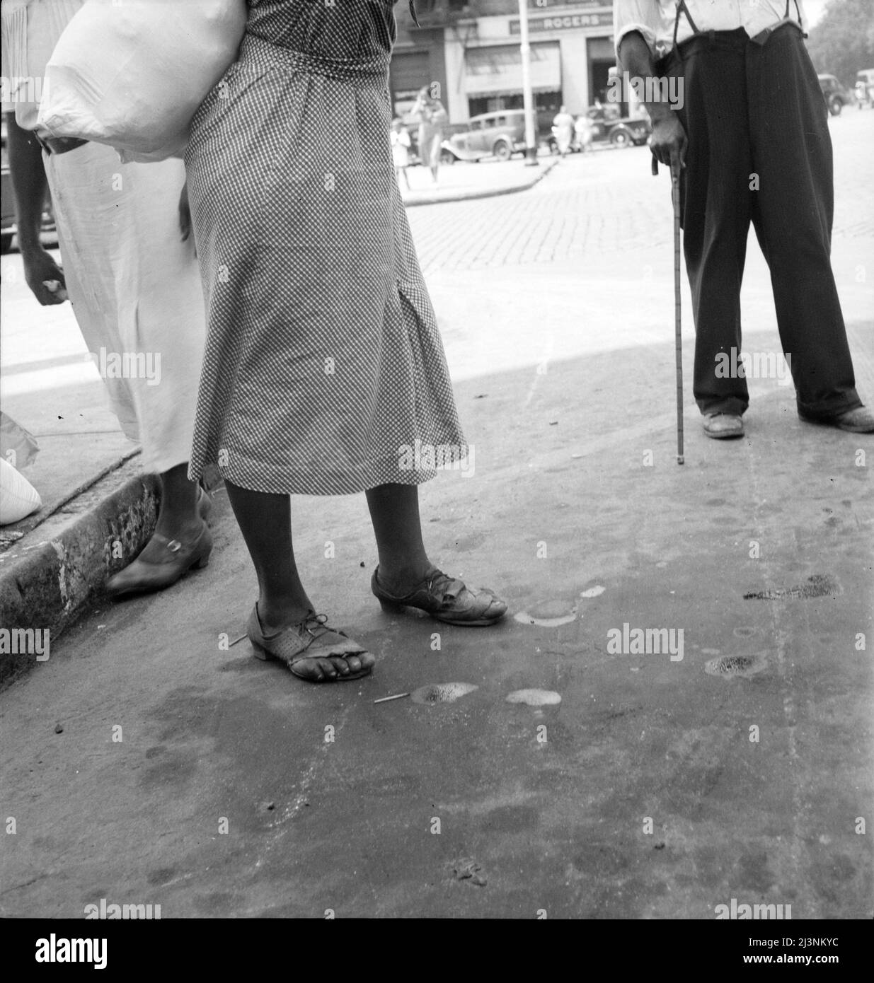 Scena stradale. Macon, Georgia. [Donna che indossa scarpe rotte]. Foto Stock