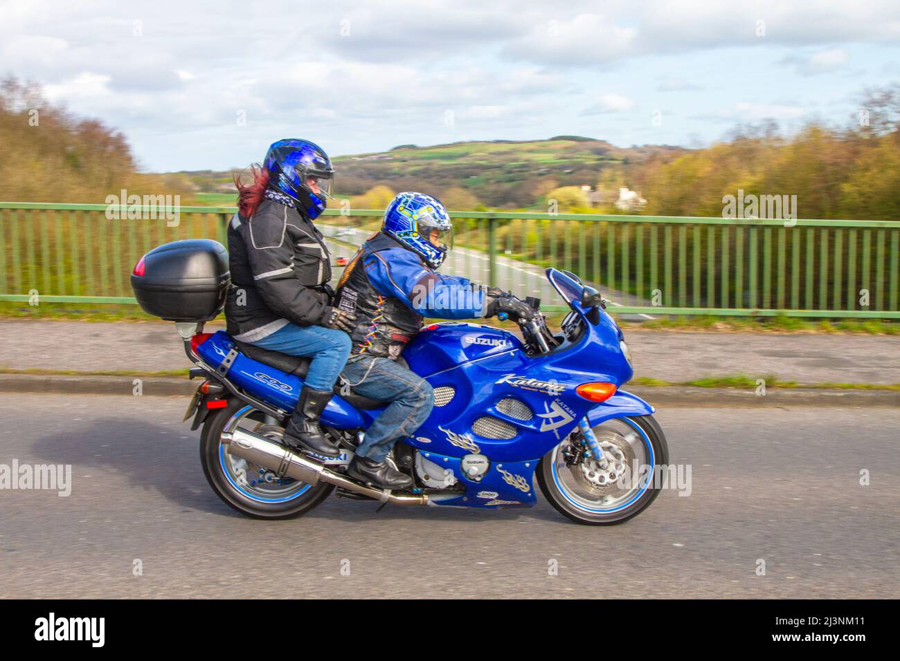 1998 90s n90 blu Suzuki Katana ; motociclista; trasporto a due ruote, motocicli, veicoli su strade britanniche, motociclette, motociclisti a Manchester, Regno Unito Foto Stock