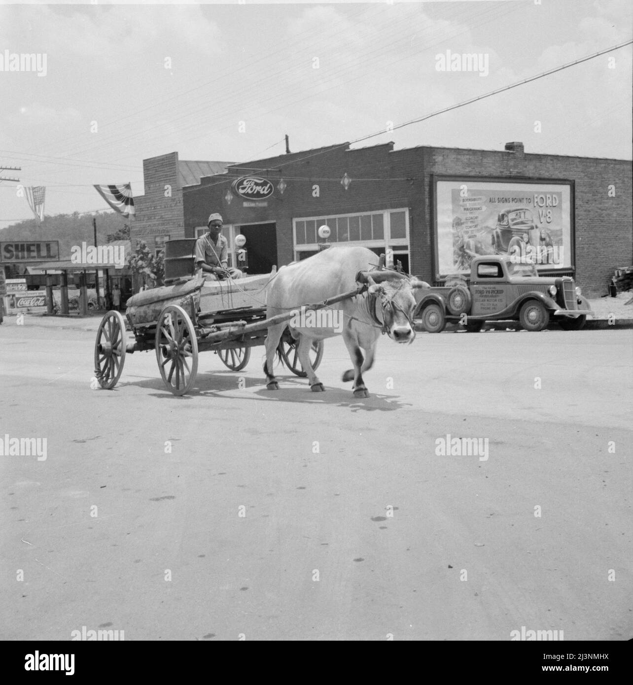 Una nota sul trasporto. Eden, Alabama. [Pubblicità per Ford V8 auto in background]. Foto Stock