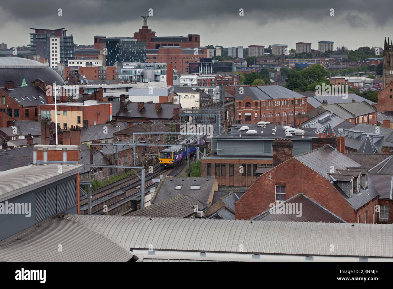 Treno a cremagliera classe 144 della ferrovia settentrionale che attraversa il paesaggio urbano nel centro di Leeds Foto Stock