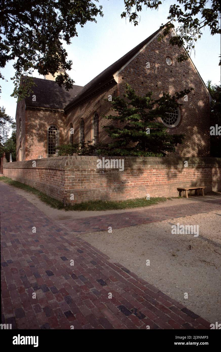 Williamsburg, Virginia. USA 9/1987. Chiesa episcopale di Bruton. Costruito 1711-15. Mattoni sparati all'interno dell'hotel. Bruton è una chiesa servente. National Historical Landmark 1970. Foto Stock