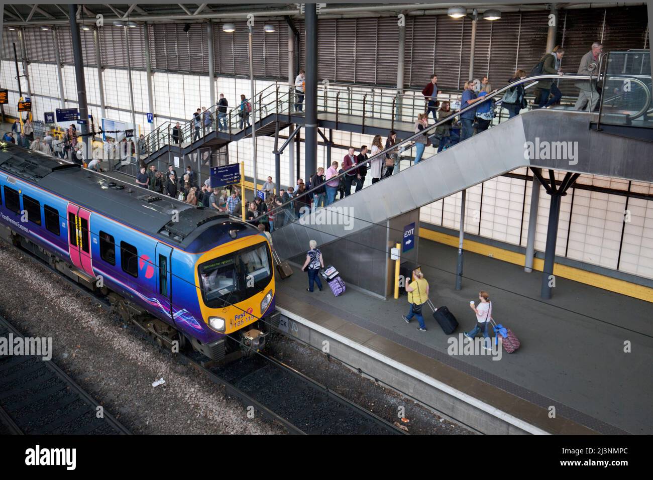 Stazione ferroviaria di Leeds, passeggeri che lasciano il primo treno di lavoro Transpennine express classe 185 185119 1P35 il 1127 Middlesborough - Manchester Airport Foto Stock