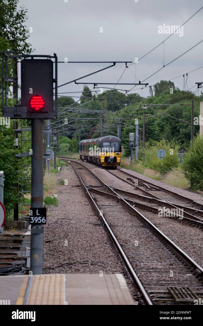 Northern rail Siemens / CAF classe 333 treno elettrico 333011 che arriva a Ilkley con un segnale ferroviario a LED rosso Foto Stock