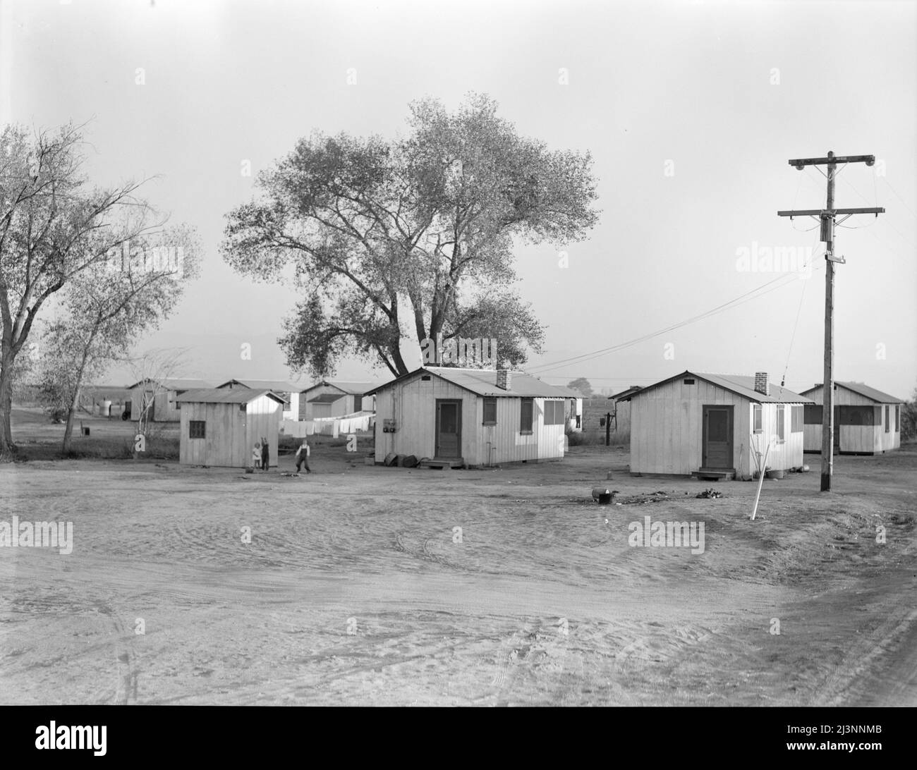 Alloggio per i lavoratori del Frick Ranch, California. La condizione e il piano di questo campo mostrano influenze marcate dei campi di amministrazione del reinsediamento per i migranti in questa comunità. Foto Stock