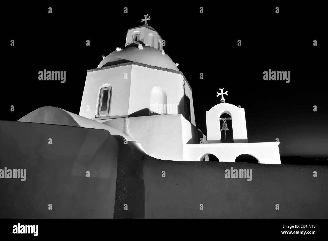 Vista di una tipica ma stupefacente chiesa greca illuminata a Fira Santorini in bianco e nero Foto Stock